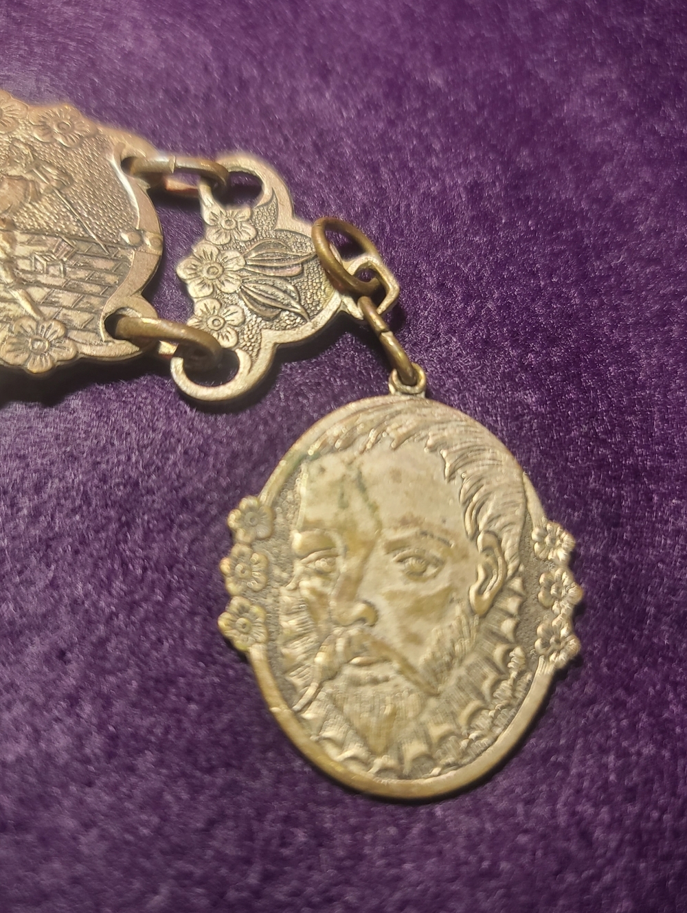 VINTAGE DON QUIXOTE DE LA MANCHA W/STORY SCENES PANELS FOB  BRACELET